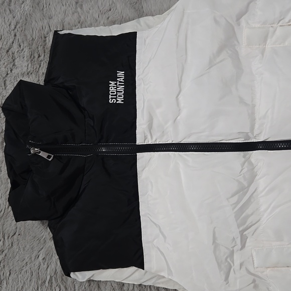 Charlotte Russe Black and White Puffer Vest - Picture 2 of 9